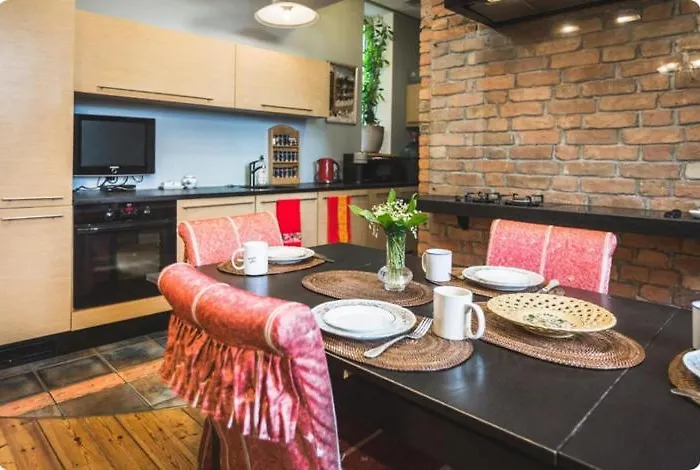 Classical On Alberta St Free Locked Parkings 民宿